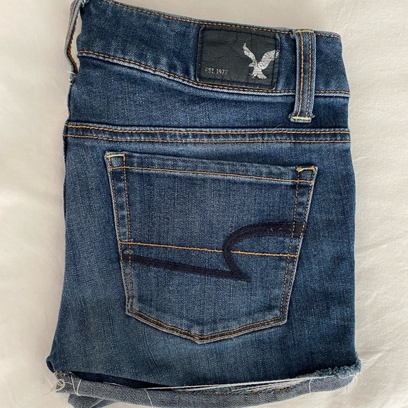 dark wash hollister jean shorts - Picture 2 of 3
